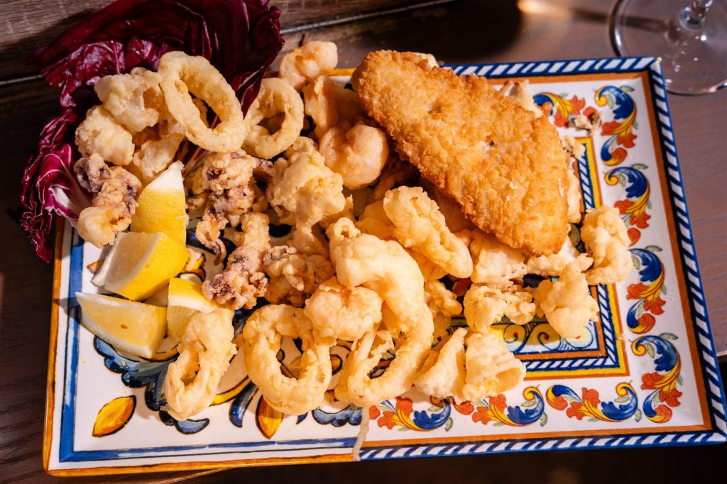 Frytura granda, fritto misto di calamari, gamberi e pesce di El Fryto