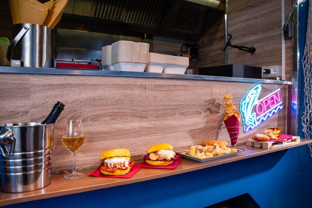 Bancone del food truck El Fryto con panini di pesce e fritto misto